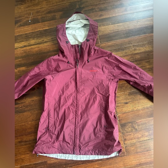 Women’s Patagonia Rain Coat - Picture 1 of 8